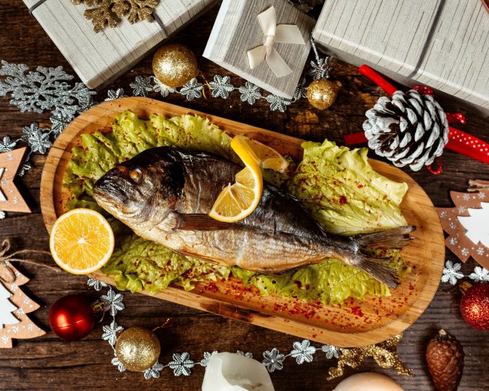 fried fish topped with pepper lemon slices